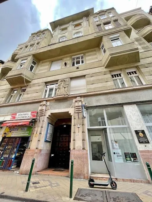 R9 Central Free Parking Garage Budapest Apartment