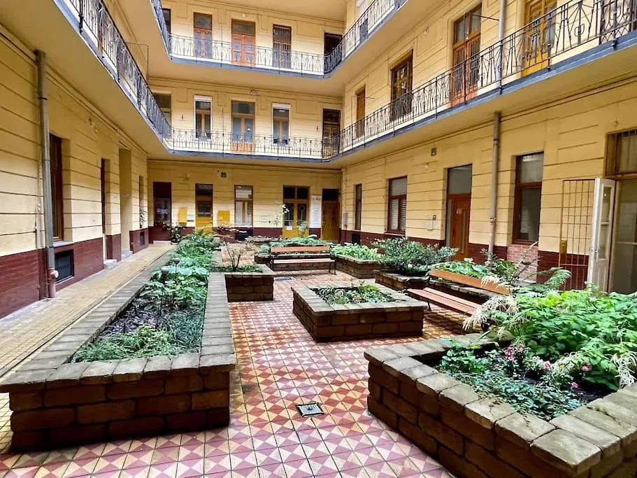 R9 Central Free Parking Garage Budapest Apartment